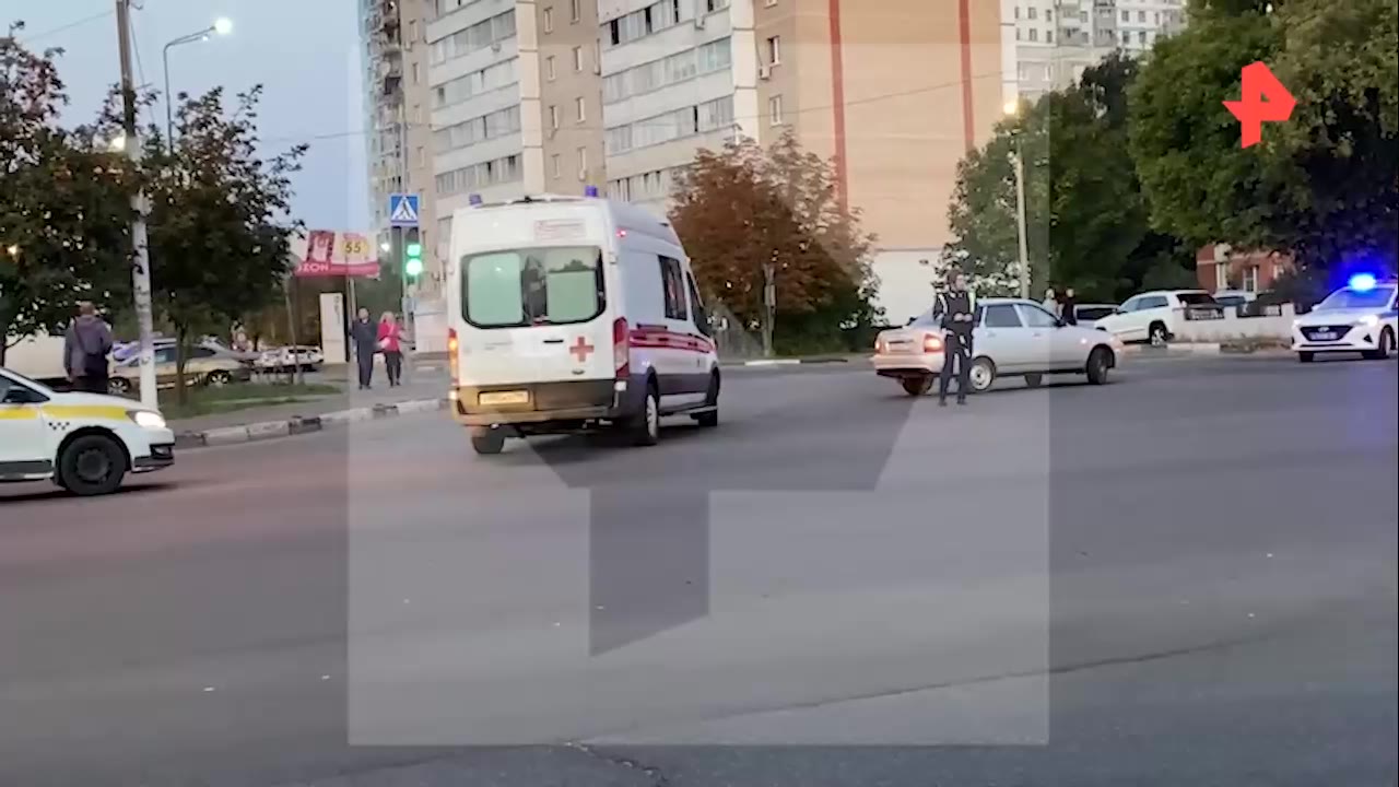 Požiar v obytnej budove na Športovom proezd v Ramenskoye bol uhasený, informuje agentúra TASS s odvolaním sa na pohotovostné služby. Letisko Žukovskij je uzavreté pre prílety a odlety lietadiel, informuje agentúra s odvolaním sa na tlačovú službu letiska.