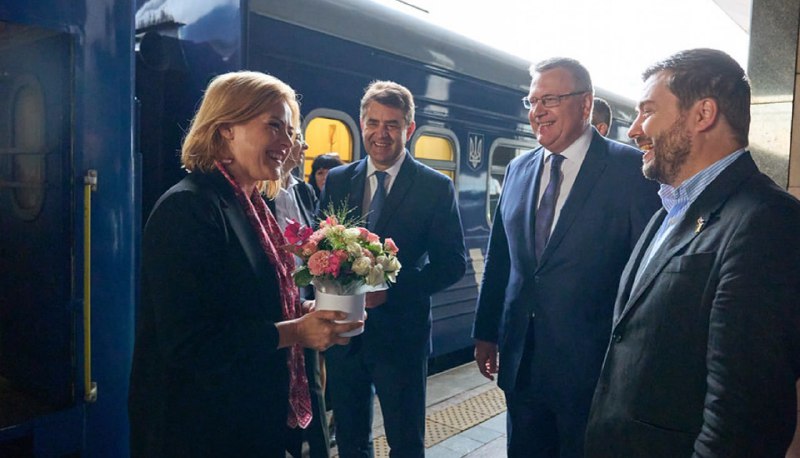 Le président lituanien Gitanas Nauseda, la première ministre lettone Evika Silinia et le président du Sénat tchèque Miloš Vystrchyl sont venus en Ukraine. Le sommet de la Plateforme de Crimée se tiendra aujourd'hui à Kyiv.