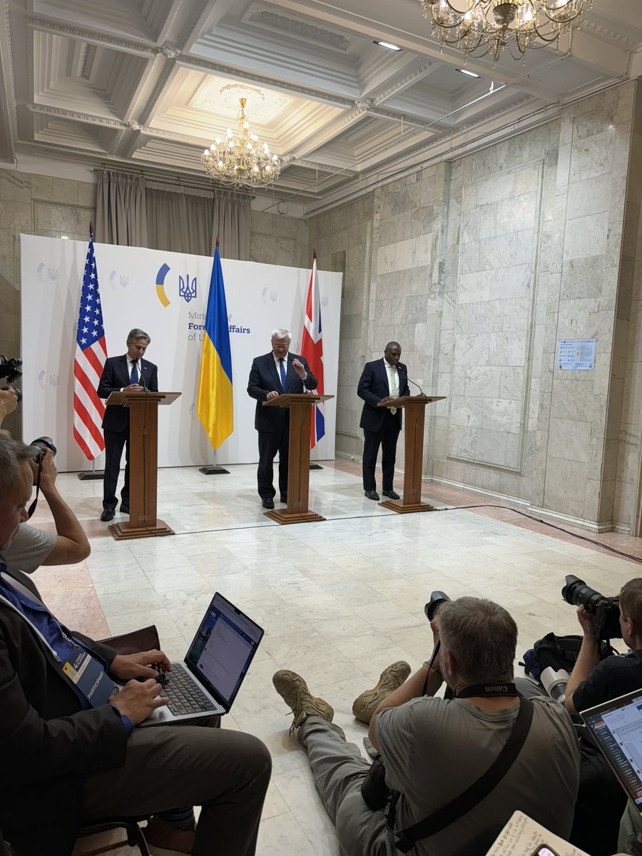 @SecBlinken @DavidLammy I principali diplomatici degli Stati Uniti, del Regno Unito e dell'Ucraina ora tengono una conferenza stampa congiunta a Kyiv