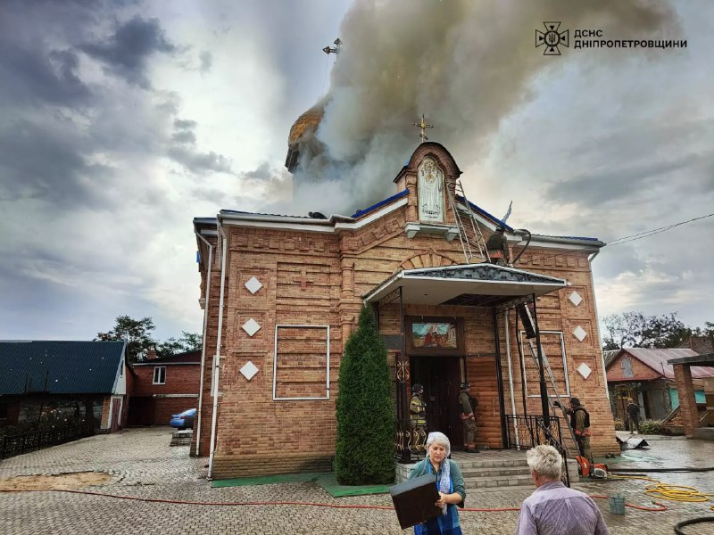 L'esercito russo ha bombardato una chiesa a Nikopol, provocando un incendio