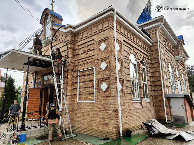 Russian army shelled a church in Nikopol, causing fire