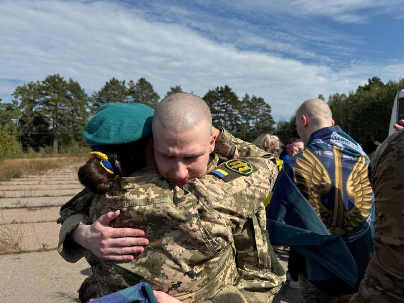 49 Oekraïense krijgsgevangenen werden vrijgelaten uit Russische gevangenschap, waaronder Leniye Umerova, een burgermeisje dat als gijzelaar werd vastgehouden