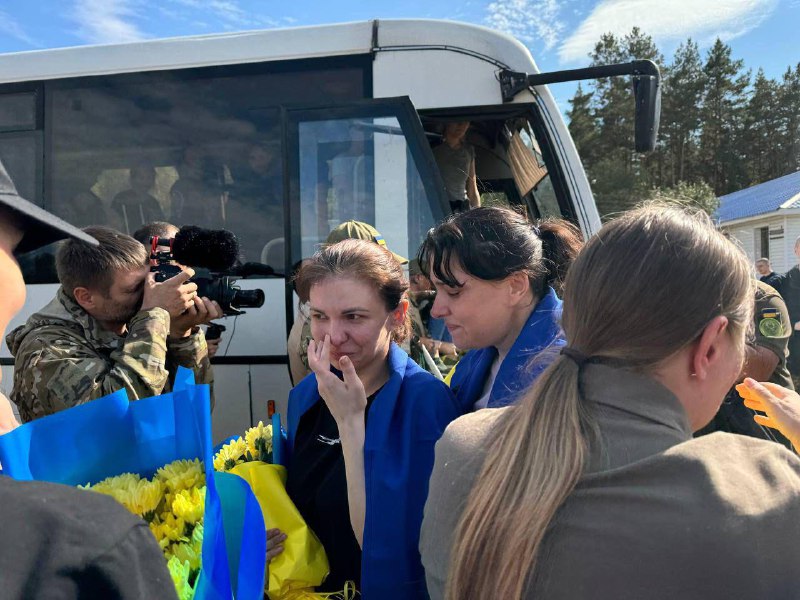 49 ukrainska krigsfångar släpptes från rysk fångenskap, inklusive Leniye Umerova, en civil flicka som hölls som gisslan