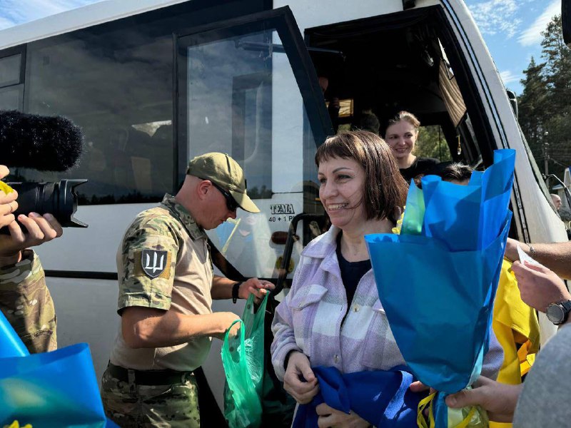 49 prigionieri di guerra ucraini furono liberati dalla prigionia russa, tra cui Leniye Umerova, una ragazza civile tenuta in ostaggio