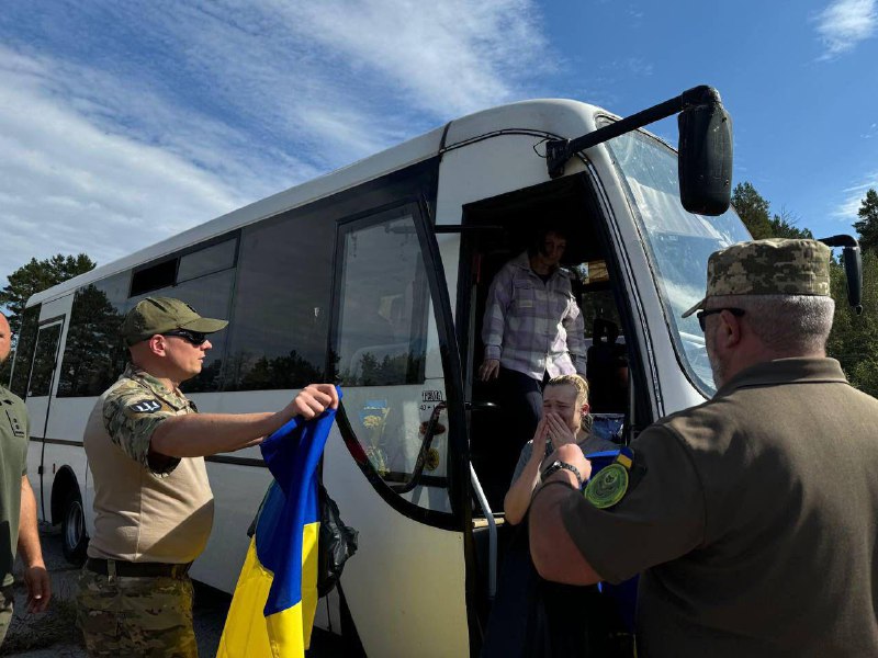 49 Ουκρανοί αιχμάλωτοι απελευθερώθηκαν από τη ρωσική αιχμαλωσία, συμπεριλαμβανομένης της Leniye Umerova, ενός πολίτη που κρατήθηκε ως όμηρος