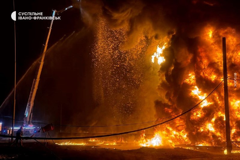 L'incendio in un'impresa industriale nella regione di Ivano-Frankivsk, causato da un attacco notturno con drone, è stato spento