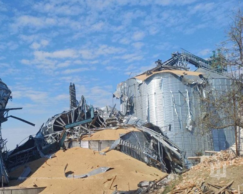 Grain silos was destroyed as result of Russian airstrike in Hlukhiv of Sumy region