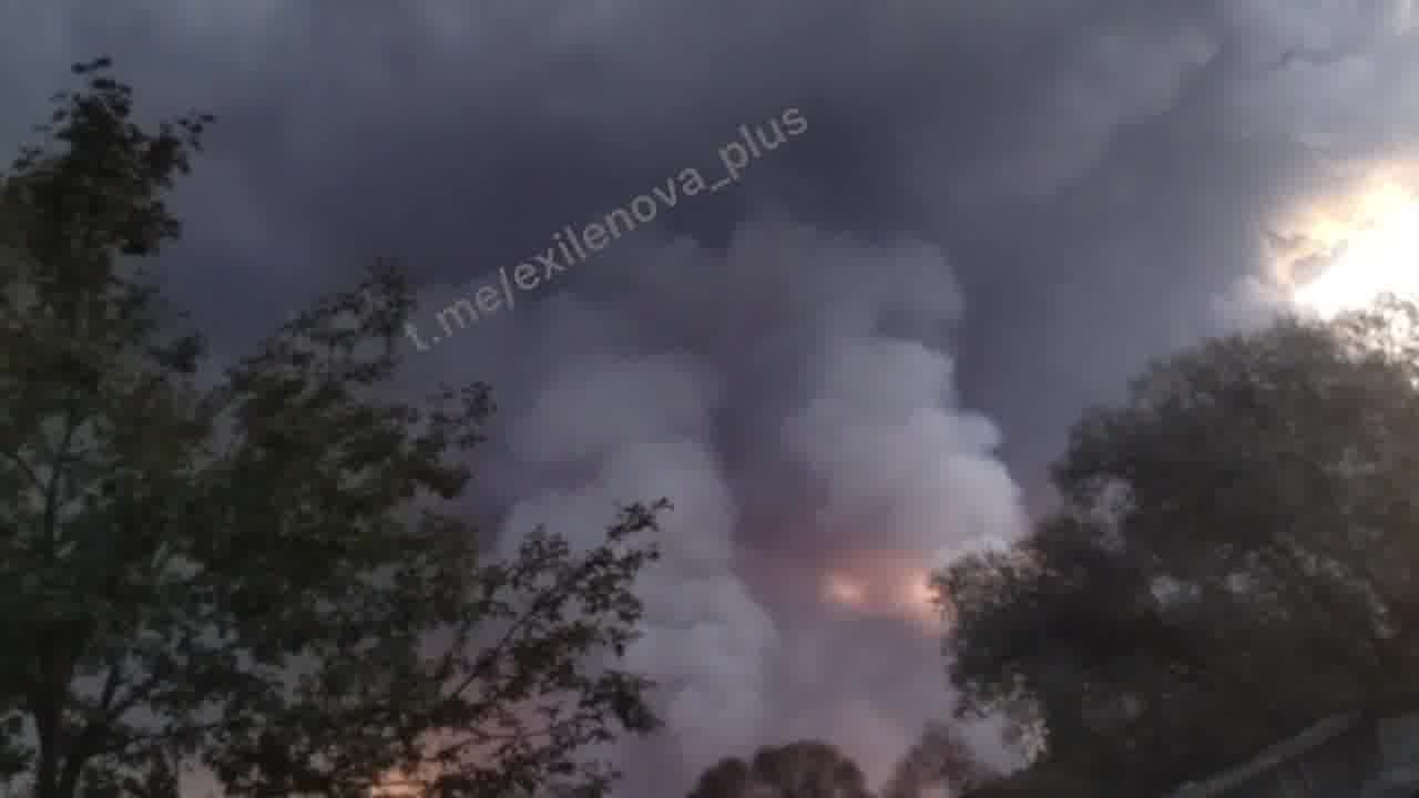 Il fumo si alza sopra l'arsenale di Toropets