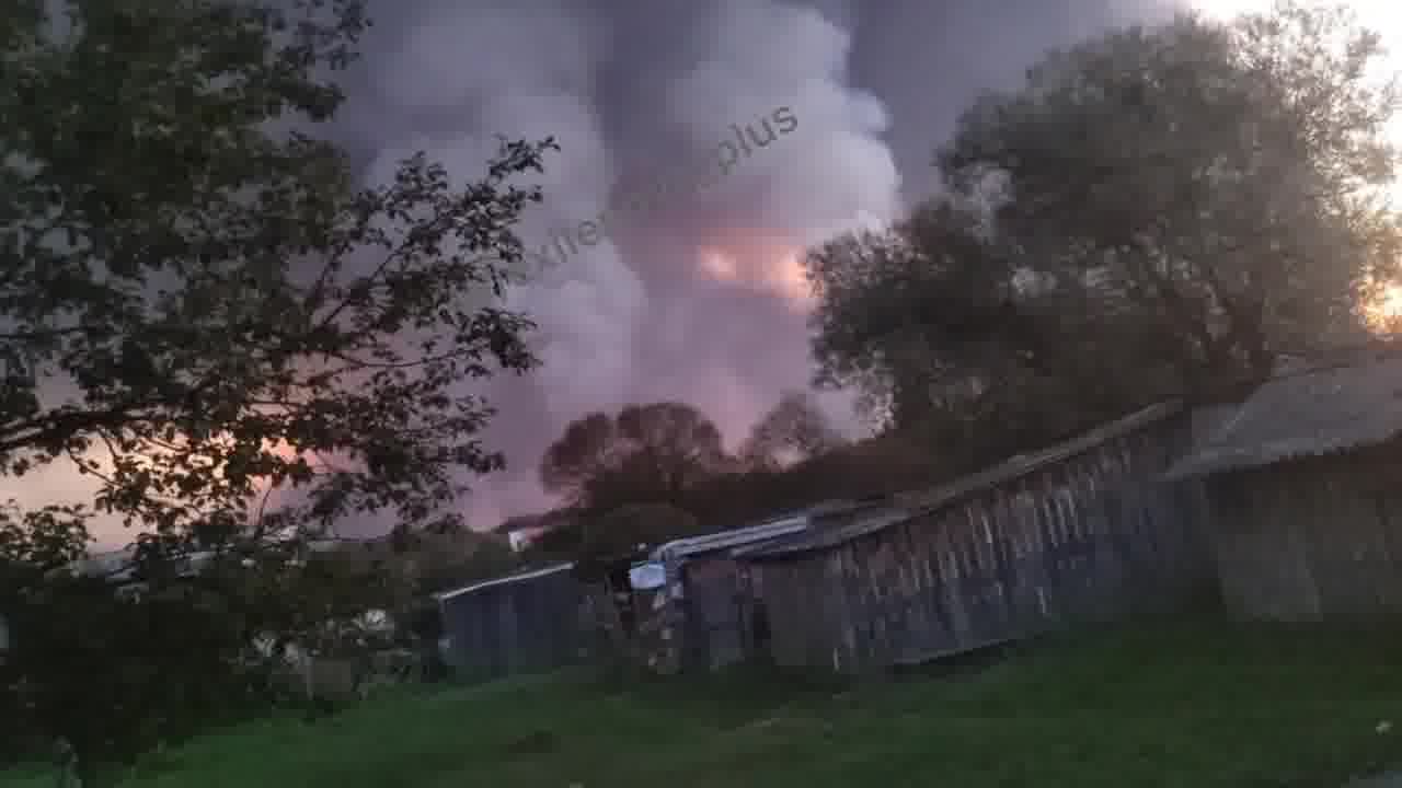 टोरोपेट्स शस्त्रागार के ऊपर धुआँ उठ रहा है