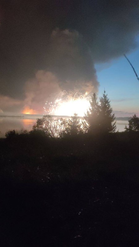 Une autre image de l'explosion de munitions à l'arsenal de Toropets