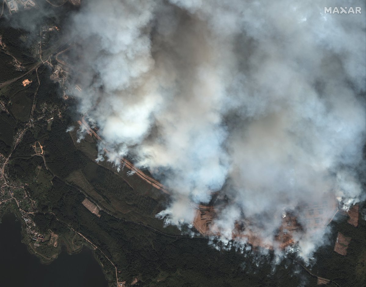 A Maxar coletou imagens mostrando danos de um ataque de drone ucraniano em larga escala que causou uma série de explosões em um depósito de munição em Toropets, Rússia — aproximadamente 240 milhas a oeste de Moscou. @MaxarImagery coletado em 18 de setembro