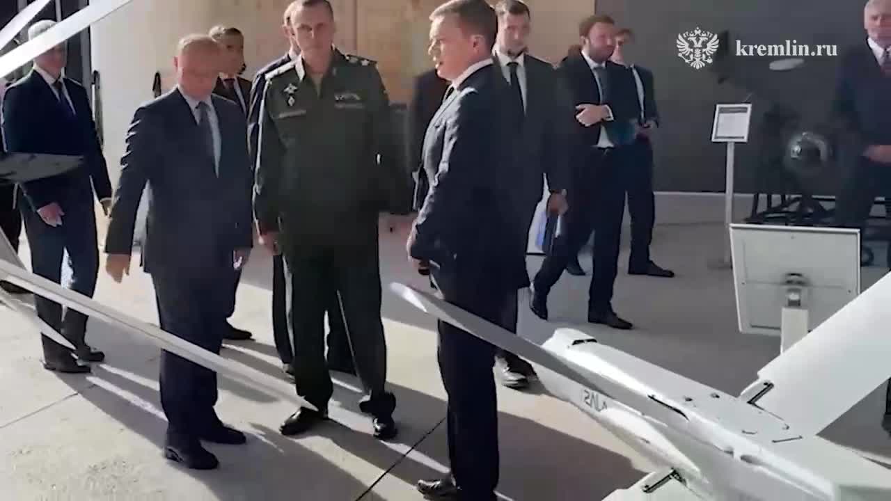 Putin inspekterade UAV-prover vid försvarsföretaget Special Technology Center i St. Petersburg