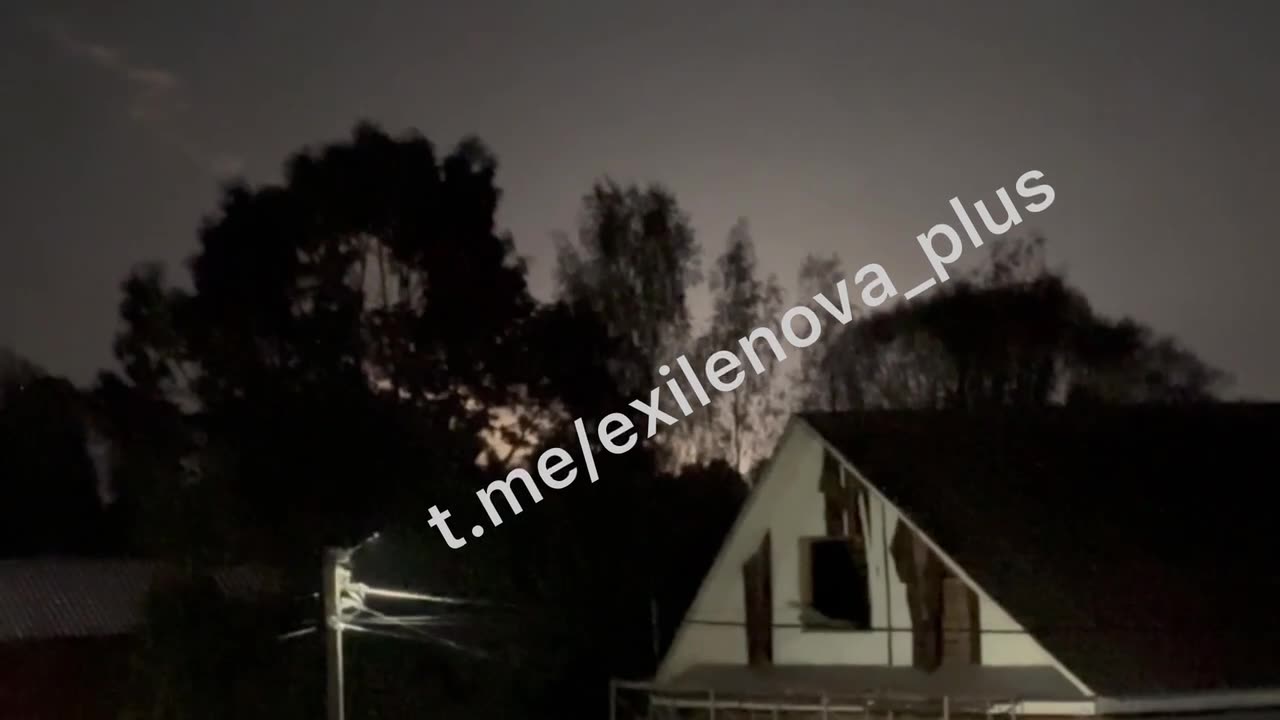 El depósito de municiones en la aldea Oktiyabrskiy de la región de Tver, al sur de Topopets, fue atacado por drones y explotó