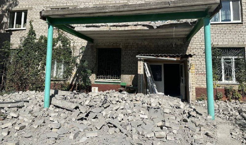 Instalação educacional foi parcialmente destruída em consequência de bombardeio em Kramatorsk