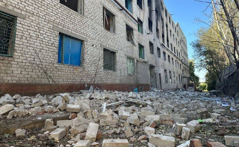 Una instalación educativa fue parcialmente destruida como resultado de los bombardeos en Kramatorsk