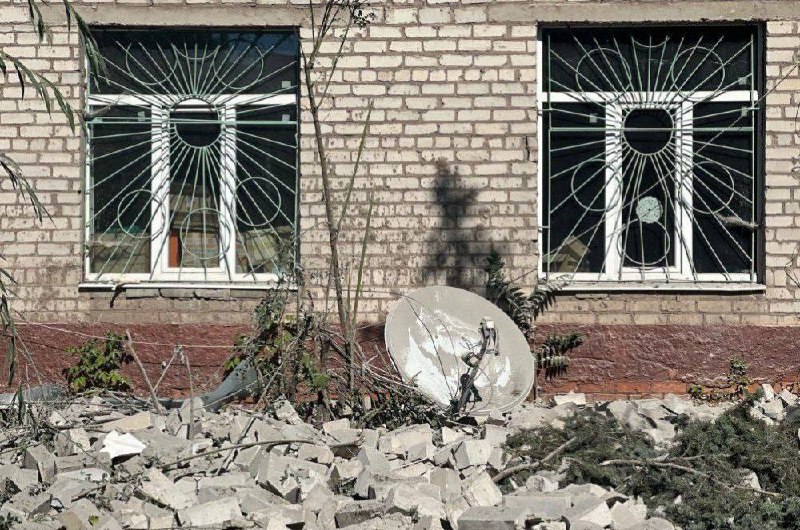 Una instalación educativa fue parcialmente destruida como resultado de los bombardeos en Kramatorsk