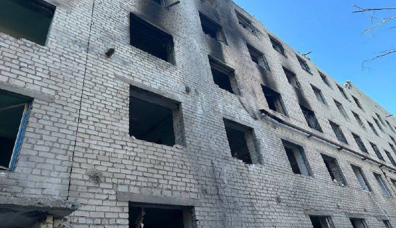 Instalação educacional foi parcialmente destruída em consequência de bombardeio em Kramatorsk