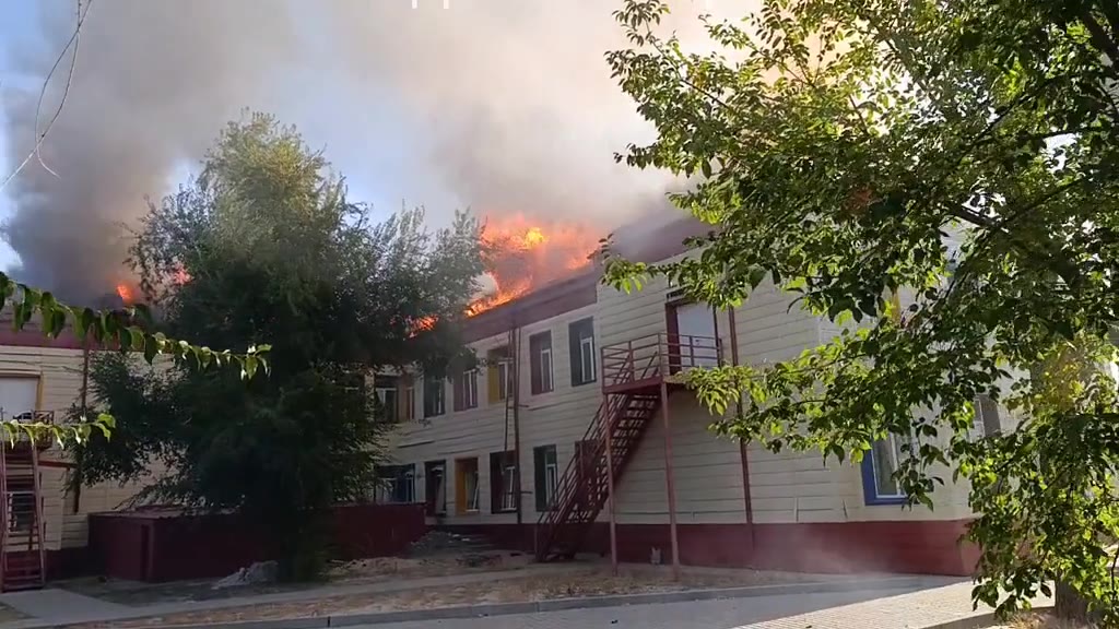 Destruição em Lyman, na região de Donetsk, como resultado do bombardeio russo esta manhã