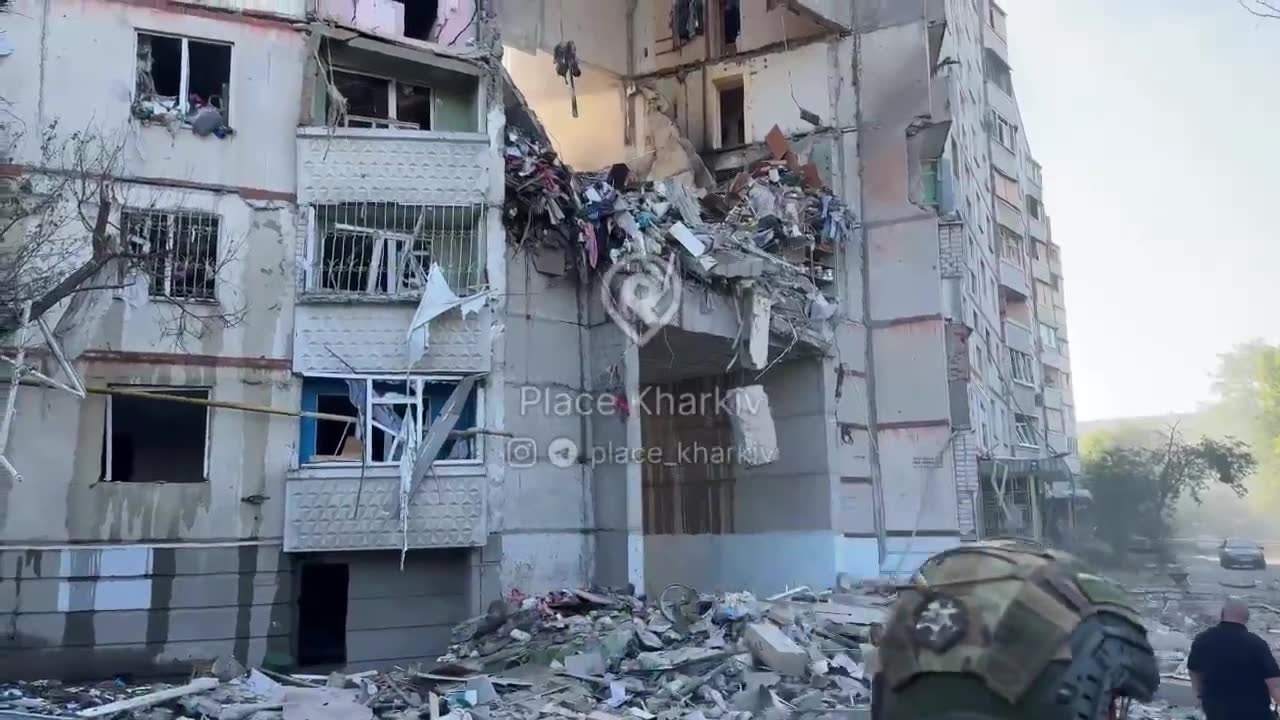 Una casa residencial fue parcialmente destruida como resultado de un ataque aéreo ruso en Járkov