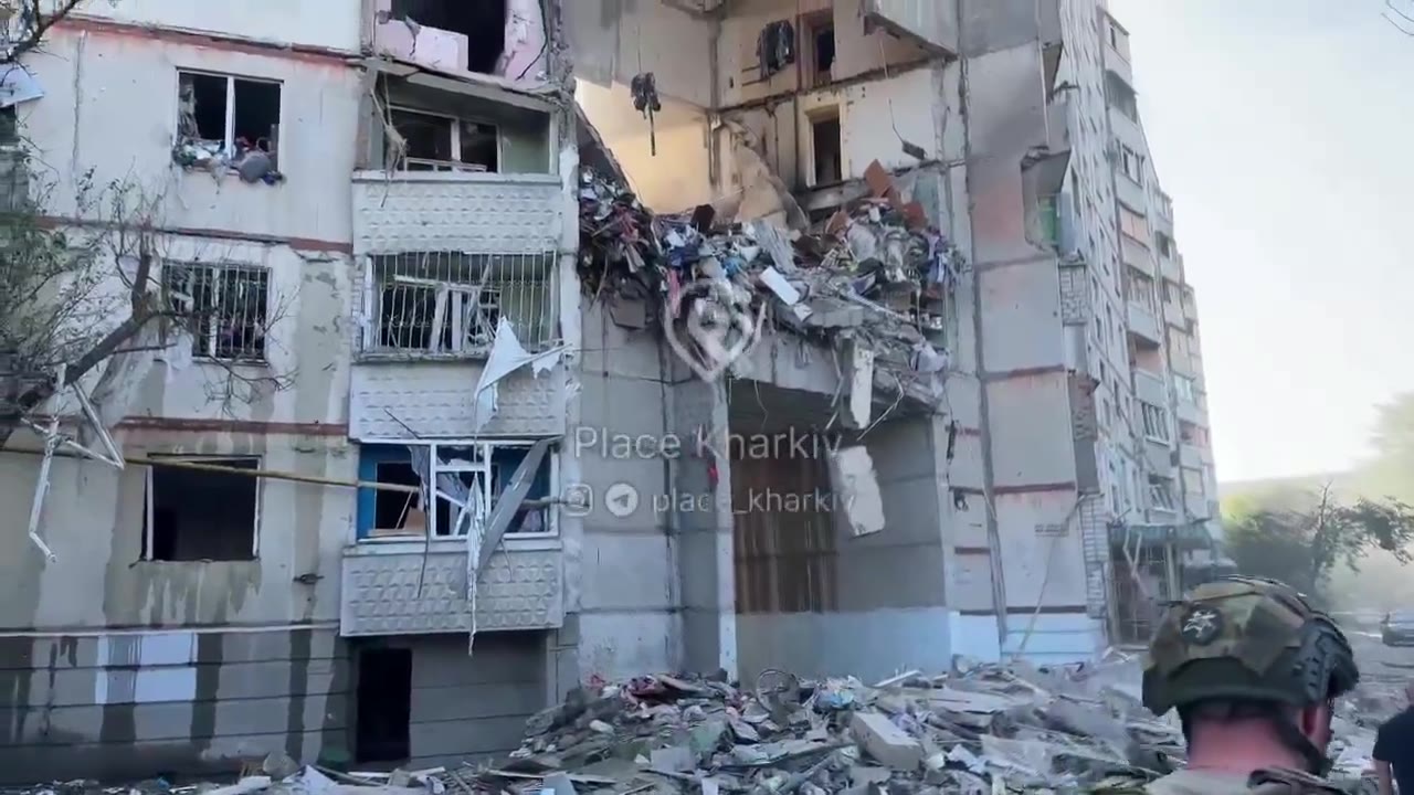 Casa residencial foi parcialmente destruída como resultado de ataque aéreo russo em Kharkiv