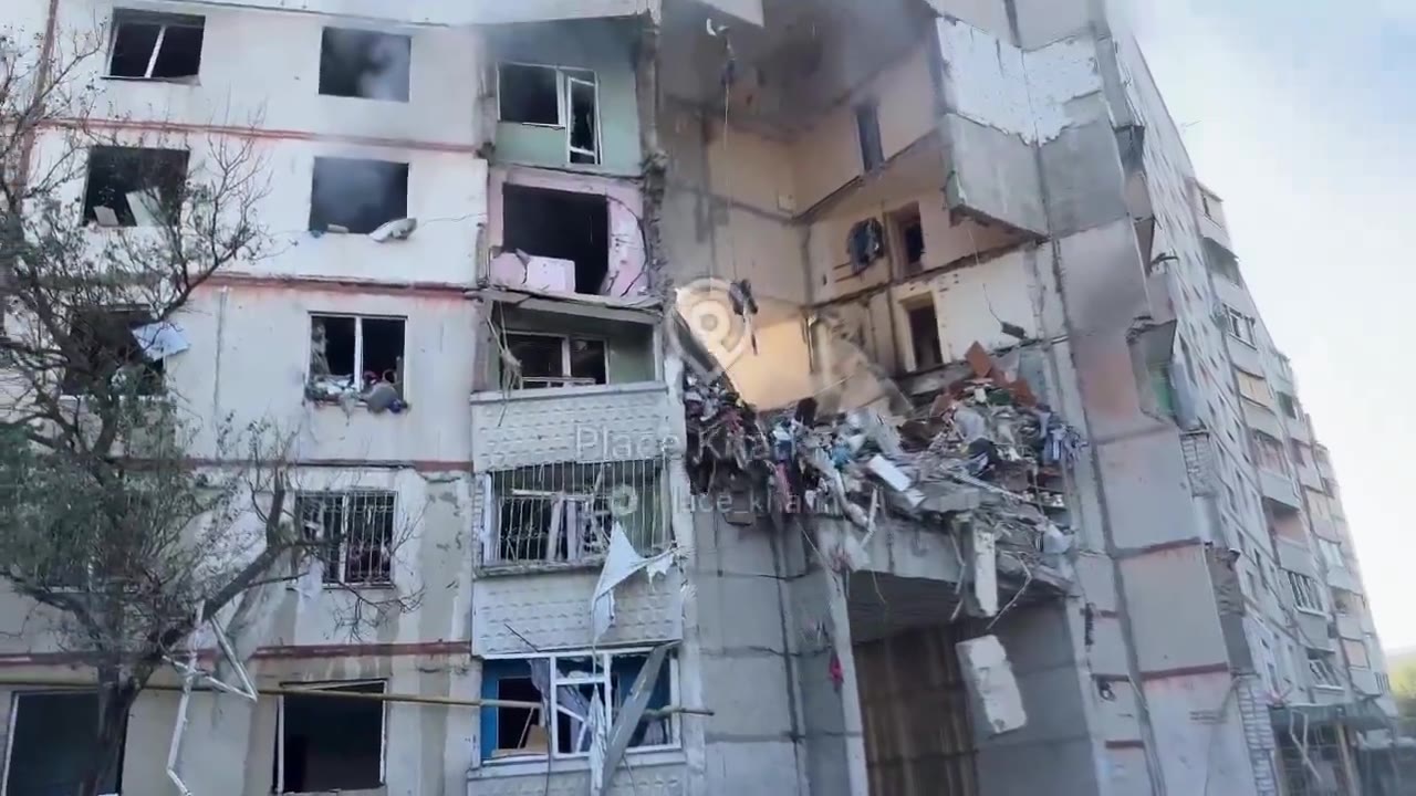 Une maison d'habitation a été partiellement détruite à la suite d'une frappe aérienne russe à Kharkiv