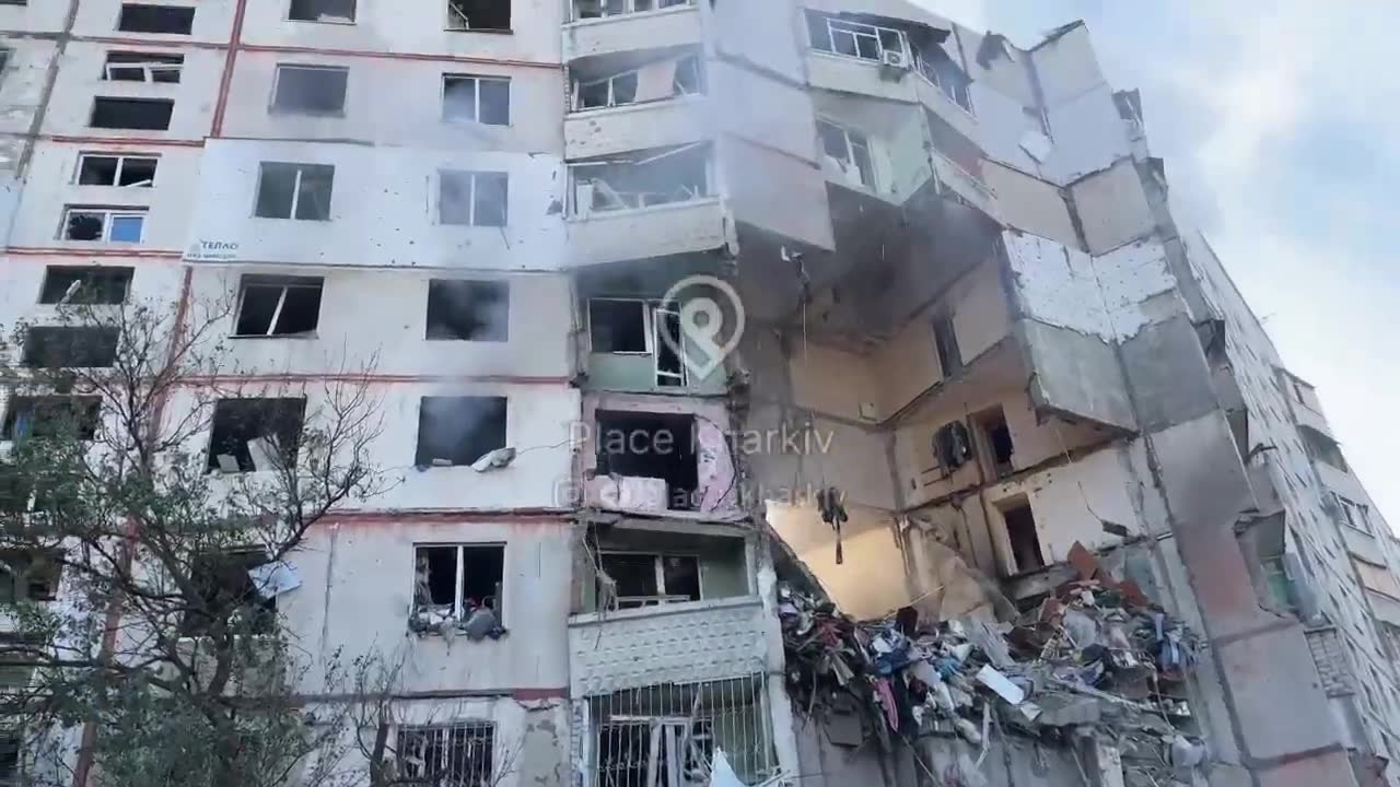 La casa residencial va ser parcialment destruïda com a resultat de l'atac aeri rus a Kharkiv