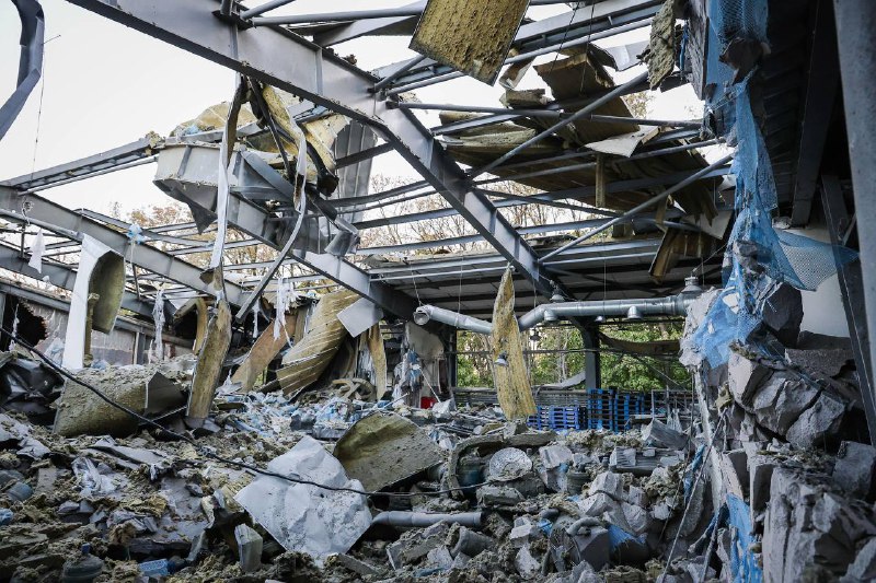 1 osoba zabitá, 8 zranených v dôsledku ruského náletu kĺzavou bombou FAB-500 v pekárni v Charkove, celkovo 3 bombardéry Su-34 odpálili 8 kĺzavých bômb smerom k mestu