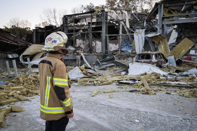 Une personne tuée et huit blessées à la suite d'une frappe aérienne russe avec une bombe planante FAB-500 sur une boulangerie à Kharkiv, au total 3 bombardiers Su-34 ont lancé 8 bombes planantes vers la ville