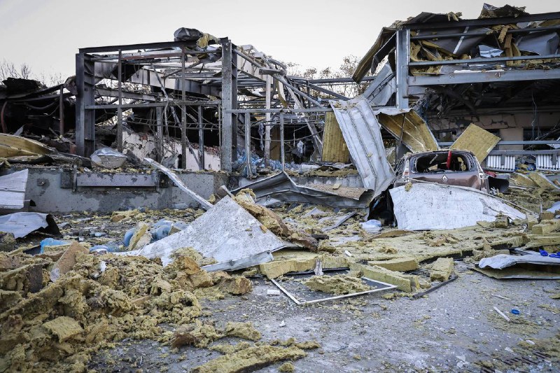 Une personne tuée et huit blessées à la suite d'une frappe aérienne russe avec une bombe planante FAB-500 sur une boulangerie à Kharkiv, au total 3 bombardiers Su-34 ont lancé 8 bombes planantes vers la ville