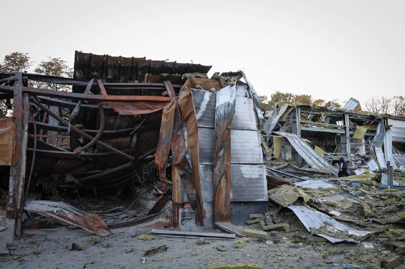 1 persoon gedood, 8 gewond als gevolg van Russische luchtaanval met FAB-500 glijbom op bakkerij in Charkov, in totaal lanceerden 3 Su-34 bommenwerpers 8 glijbommen richting de stad