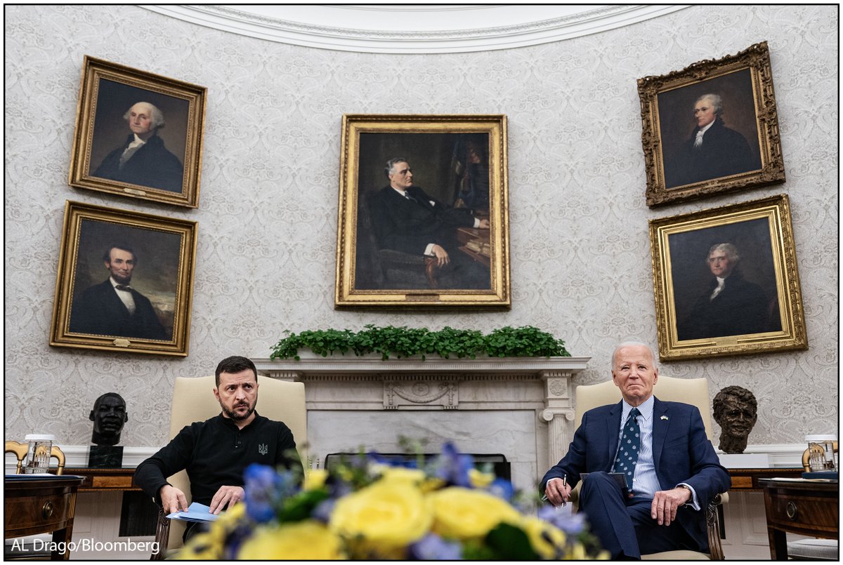 President Biden en Volodymyr Zelenskiy, de president van Oekraïne, donderdag in het Oval Office. Biden kondigde $ 2,4 miljard aan militaire hulp aan Oekraïne aan en is van plan een bijeenkomst op leidersniveau van belangrijke bondgenoten bijeen te roepen om extra steun te coördineren wanneer hij volgende maand Duitsland bezoekt