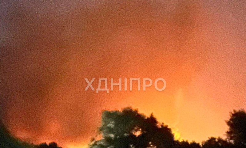 Grande incendio nella città di Dnipro a seguito di un attacco missilistico balistico russo