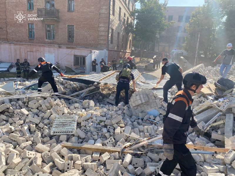 Kryvyi Rih'teki polis departmanının enkazından bir kadının cesedi çıkarıldı. Rus füze saldırısında ölü sayısı 1'e yükseldi, 6 kişi yaralandı