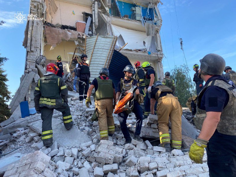 Krivı Roqda polis idarəsinin dağıntıları altından qadın meyiti çıxarılıb. Rusiyanın raket zərbəsi nəticəsində ölənlərin sayı 1 nəfər ölüb, 6 nəfər yaralanıb