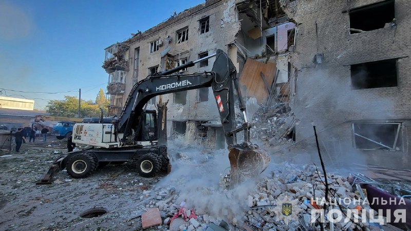 Nejméně 6 lidí bylo zraněno v důsledku ruských náletů s 13 klouzavými bombami dnes ráno v Záporoží, rozsáhlé škody na obytné infrastruktuře