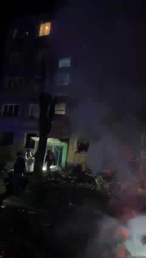 Aviação russa realizou ataque aéreo em arranha-céu residencial em Kharkiv