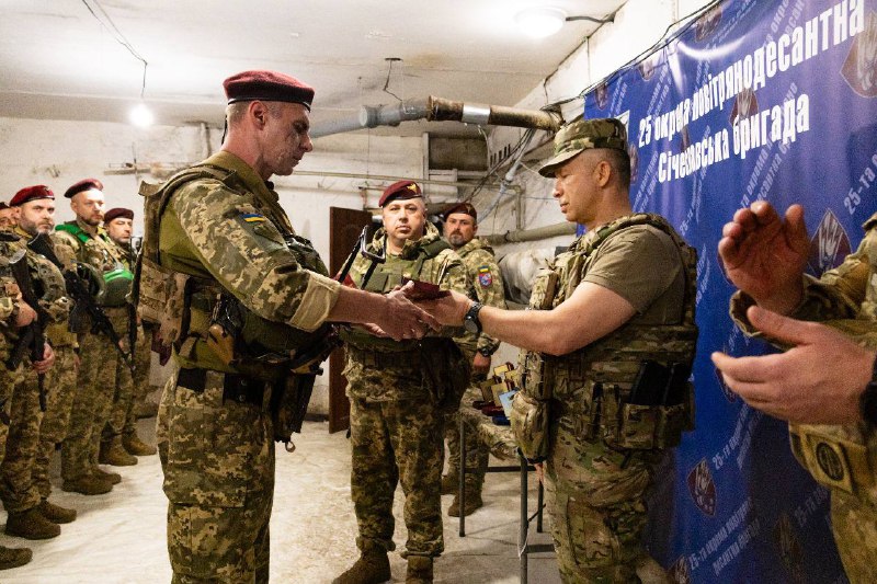 Il comandante in capo delle forze armate dell'Ucraina ha visitato le linee del fronte in una delle direzioni