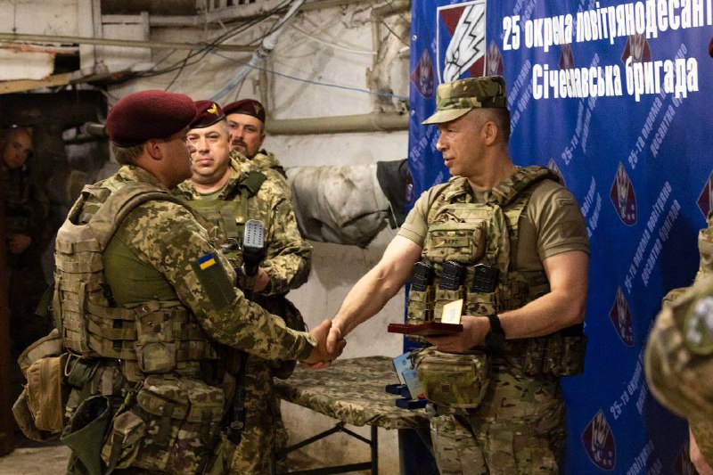 El comandant en cap de les Forces Armades d'Ucraïna va visitar les primeres línies en una de les direccions