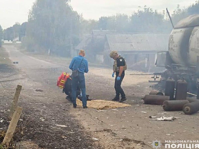 Tres personas, entre ellas un niño, murieron como consecuencia de un ataque con drones contra un camión cisterna de gas doméstico en el distrito de Koriukivka de la región de Chernihiv