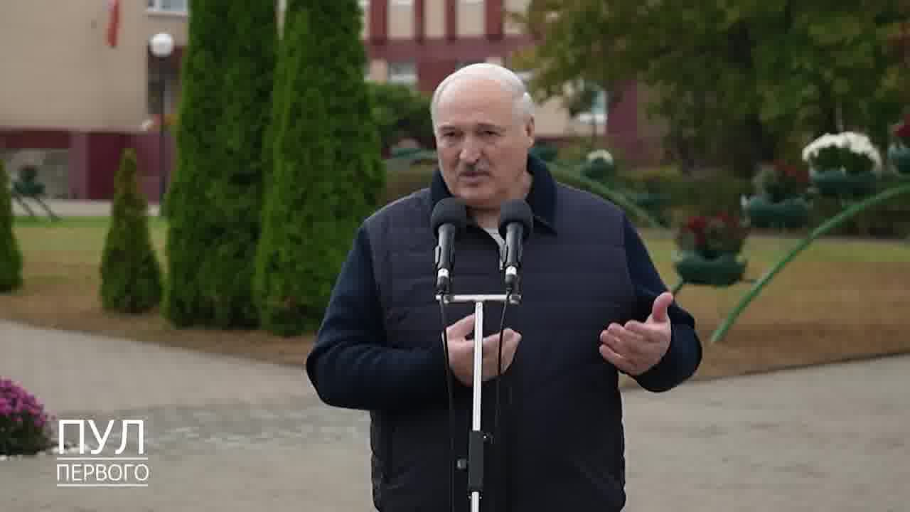 Лукашенко заявил, что принято решение не комментировать информацию о полетах российских и украинских беспилотников в воздушном пространстве Беларуси