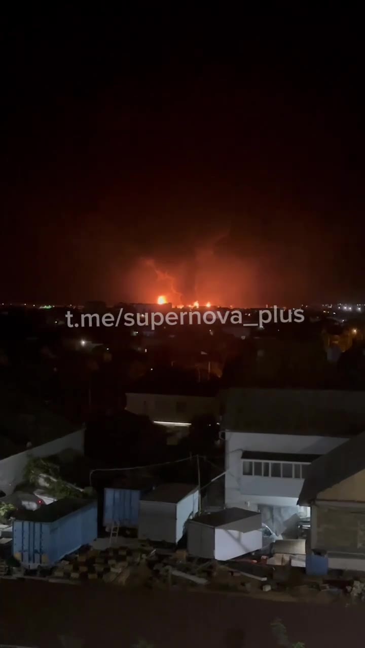 Feodosiya'daki petrol deposunda şüpheli drone saldırısı sonrası yangın çıktı