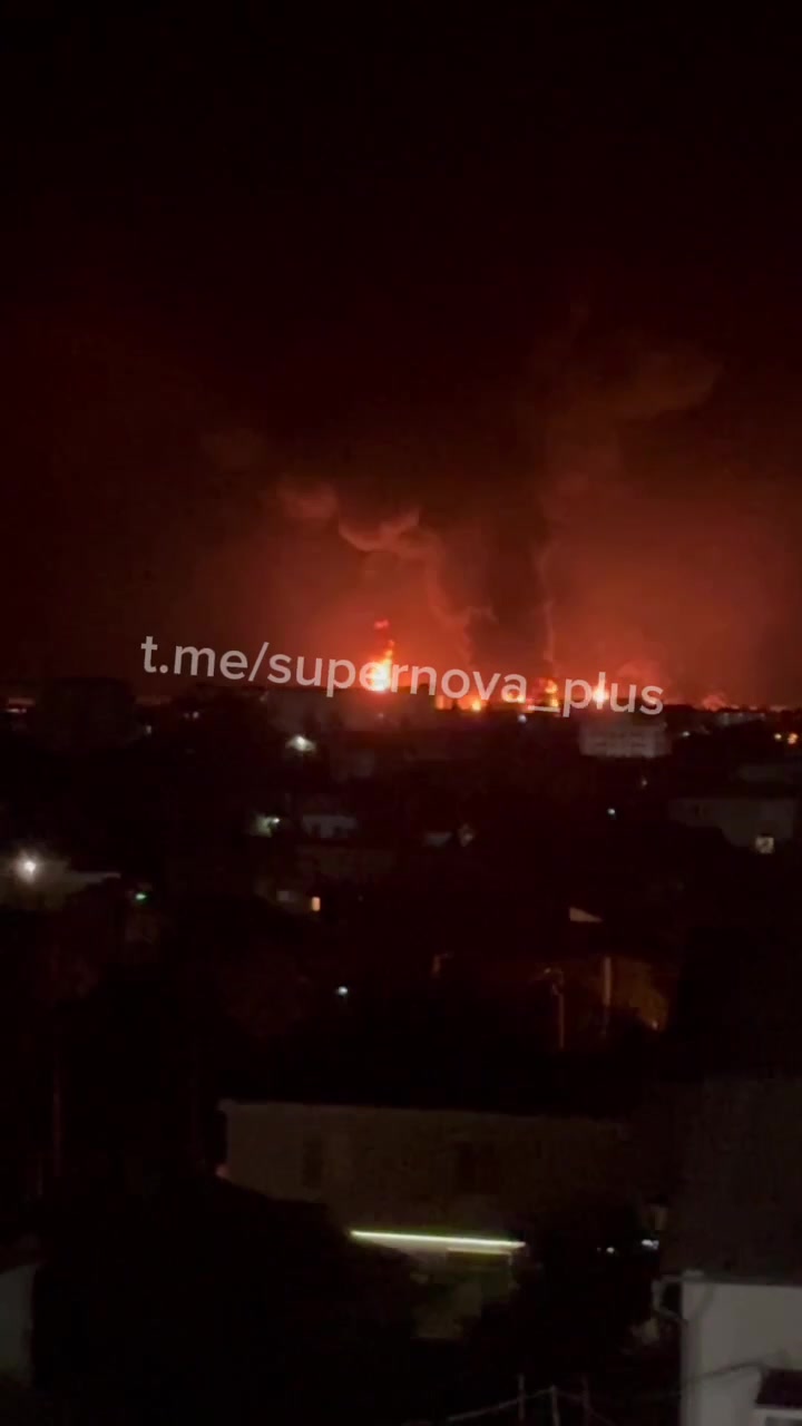 Incendio in un deposito di petrolio a Feodosiya dopo un sospetto attacco con drone