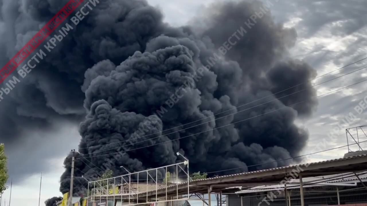 Ongeveer 300 burgers moeten worden geëvacueerd vanwege de brand in het oliedepot in Feodosiya