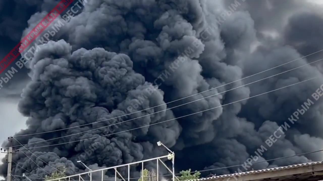 Ongeveer 300 burgers moeten worden geëvacueerd vanwege de brand in het oliedepot in Feodosiya