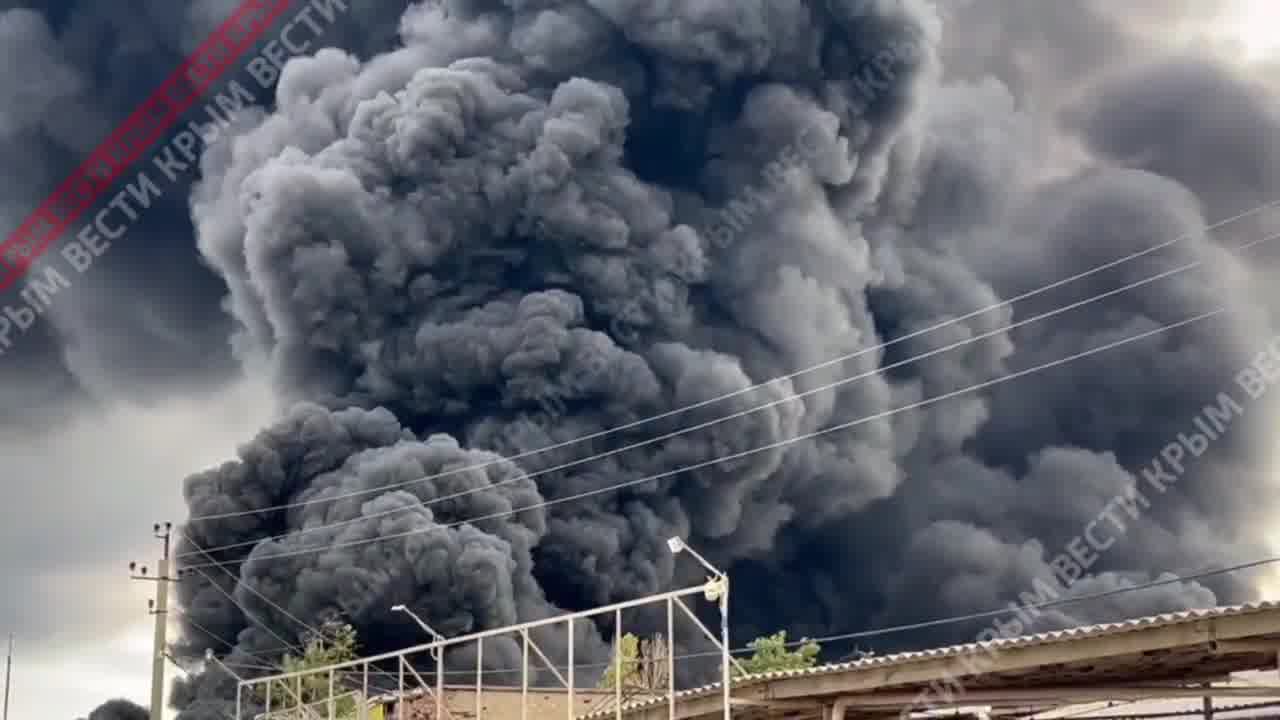 Ji ber şewata li depoya neftê ya li Feodosiyayê nêzî 300 welatî hatin tehliyekirin