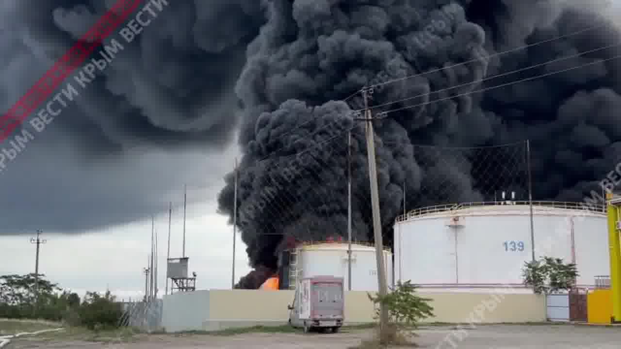 Feodosiya'daki petrol deposunda çıkan yangın nedeniyle yaklaşık 300 vatandaş tahliye edilecek