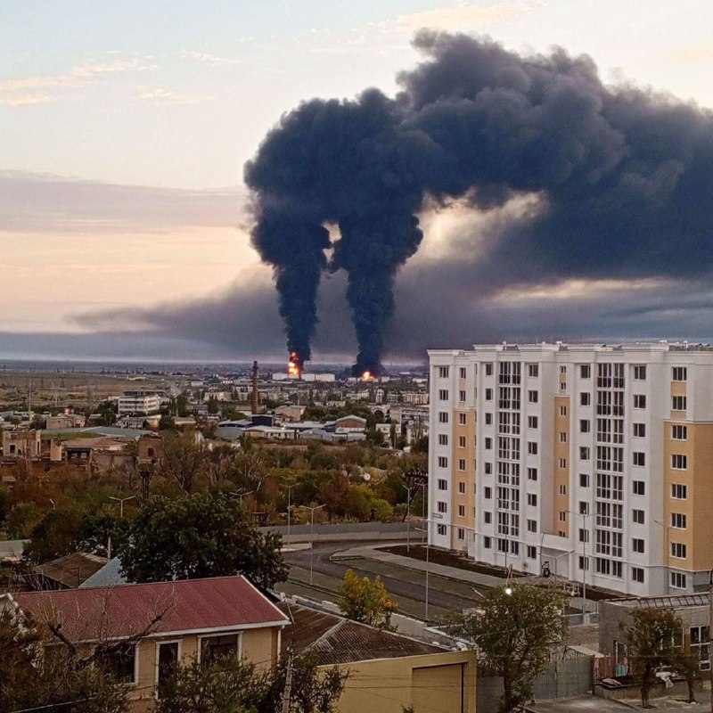 Diversi serbatoi di carburante sono ancora in fiamme nel deposito di petrolio di Feodosiya