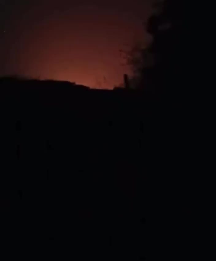 Incendio in un deposito di petrolio a Rovenky, parte occupata della regione di Luhansk in Ucraina