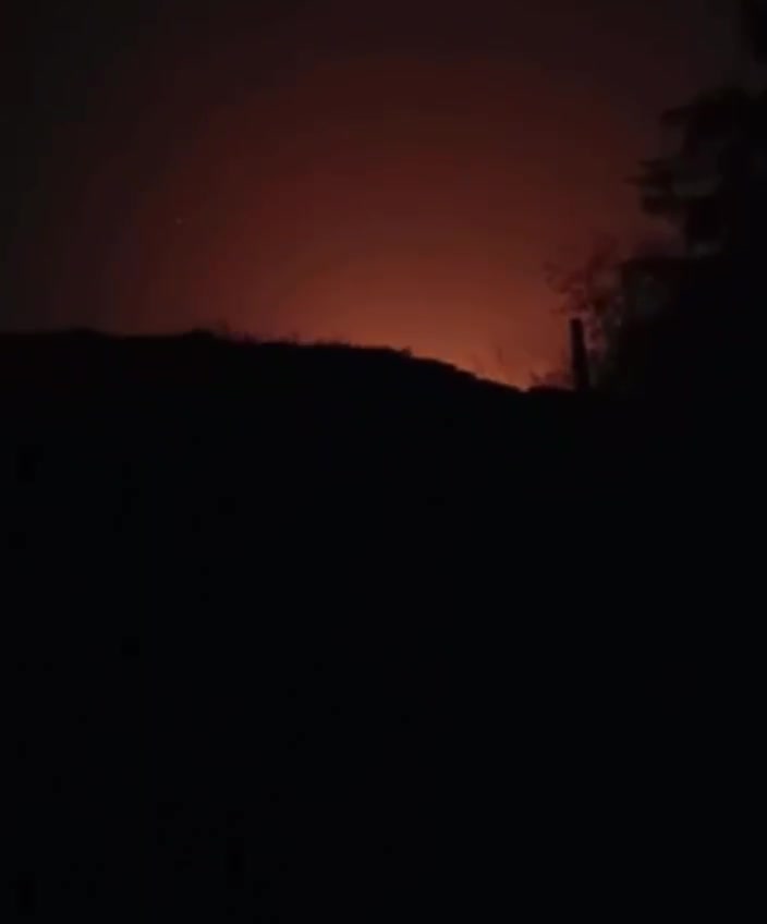 Incendio en un depósito de petróleo en Rovenky, parte ocupada de la región de Luhansk, Ucrania