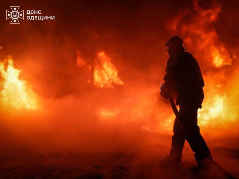 Rettungskräfte löschten Brand durch Raketenangriff auf Hafeninfrastruktur in der Region Odessa